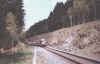 Zug nach Köln-Hansaring passiert neu frei geschnittenen Einschnitt zwischen Kotthausen und Marienheide, Blick in Richtung Norden (27.4.2004), (c) Alex M.