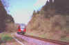 Zug nach Köln-Hansaring passiert Mast kurz vor dem Bf. Kotthausen, Blick in Richtung Norden (27.4.2004), (c) Alex M.