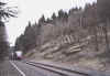 Zug nach Köln-Hansaring passiert Mast bei Km 49.0 kurz vor Marienheide, Blick in Richtung Norden (15.3.2004), (c) Alex M.