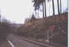 Zug nach Marienheide passiert den Einschnitt kurz hinter der Tafel, Blick in Richtung Süd-Ost (14.4.2004), (c) Alex M.