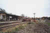 Zug bei Scheinanfahrt in Wiehl, rechts ehem. Abspannmast, im Hintergrund der mittlerweile abgerissene Gterschuppen, Blick in Richtung Norden (23.10.04), (c) Alex M.