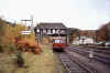 Zug wartet in Brgge Kreuzung mit Planzug ab, Blick in Richtung Norden (23.10.04), (c) Alex M.