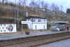 Blick auf das ehem. FDL-Stellwerk des Bf. Marienheide, Blick vom Hausbahnsteig auf Namenstafel+Stellwerk in Richtung Sd-Ost (1984), (c) Klaus Strack